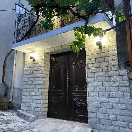 Luigi Guest House Гірокастра Екстер'єр фото