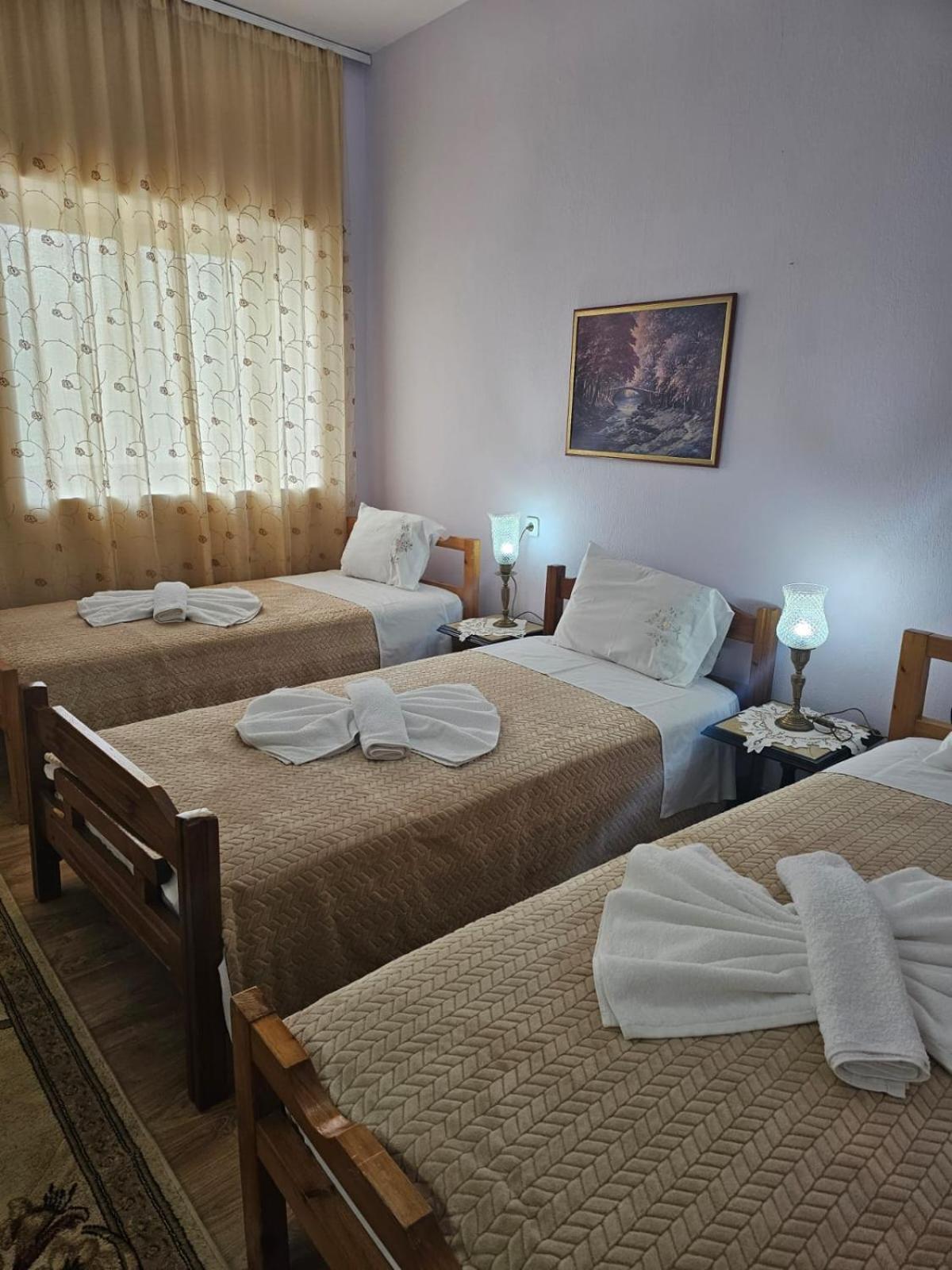 Luigi Guest House Гірокастра Екстер'єр фото