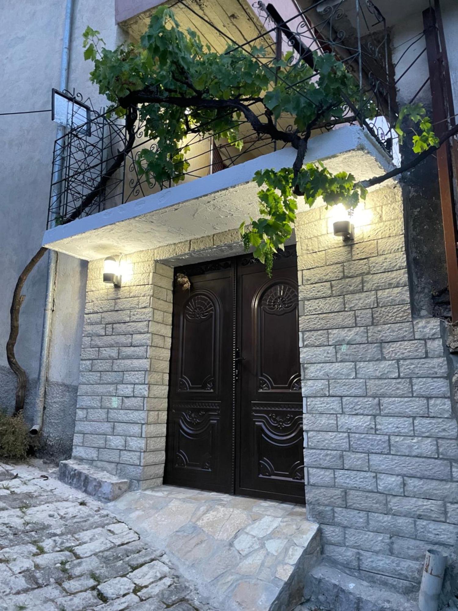 Luigi Guest House Гірокастра Екстер'єр фото