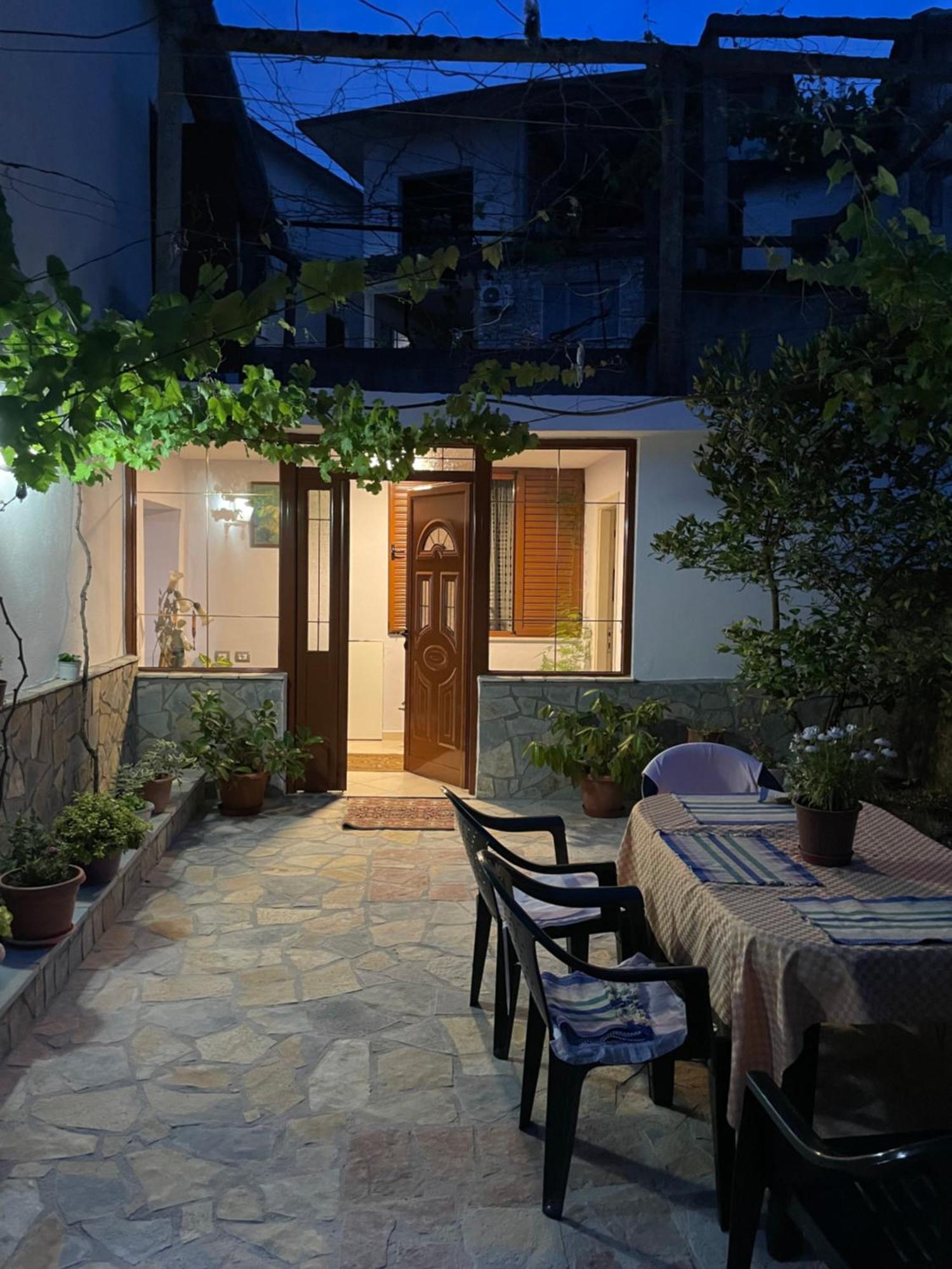 Luigi Guest House Гірокастра Екстер'єр фото