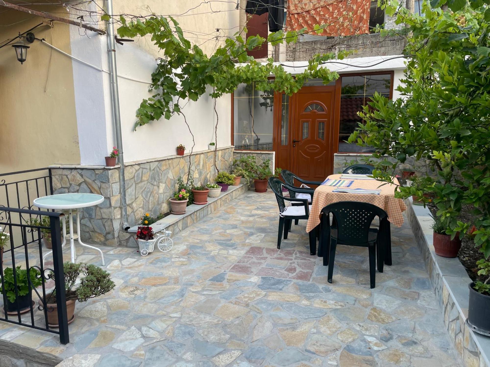 Luigi Guest House Гірокастра Екстер'єр фото