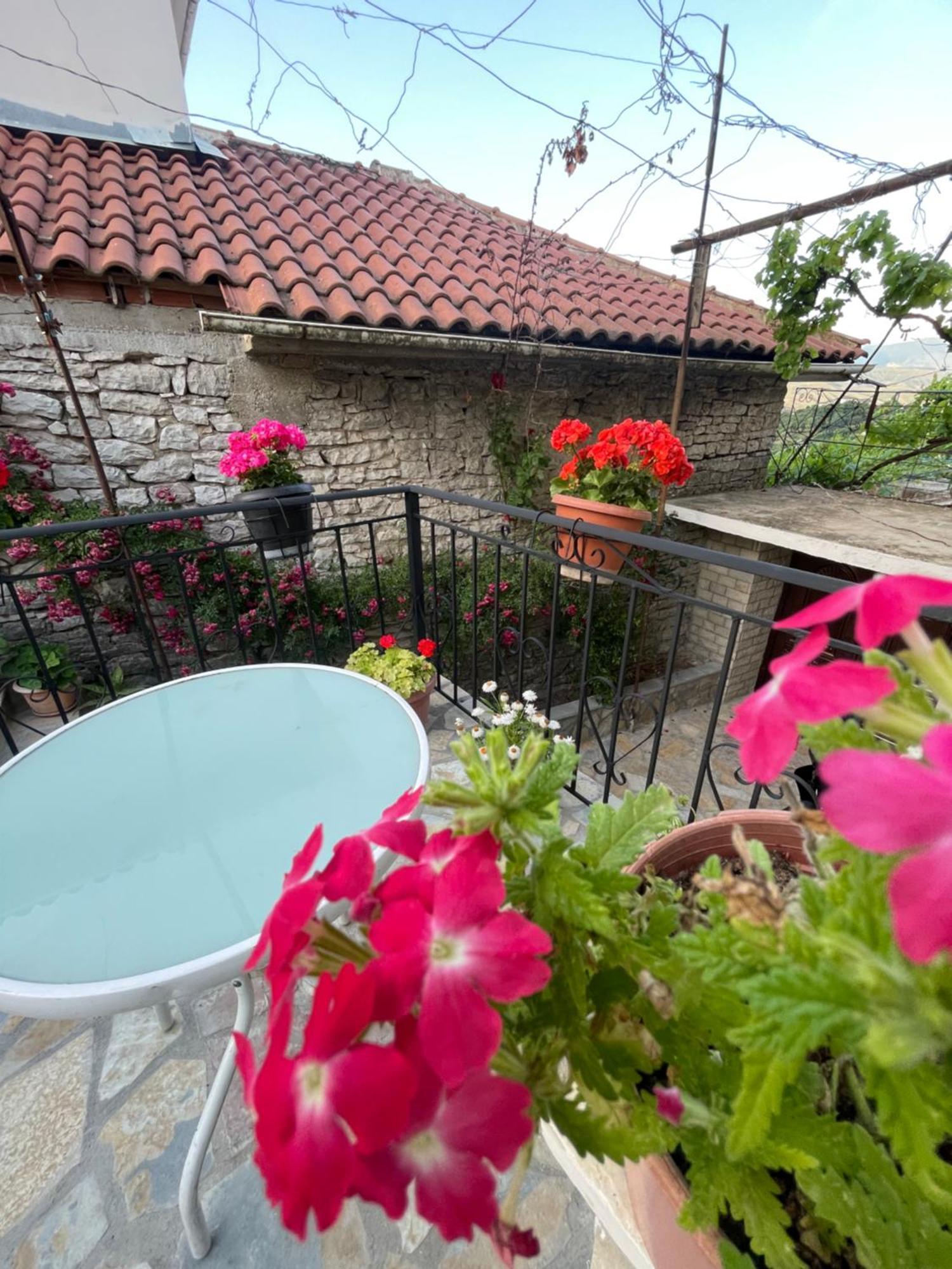 Luigi Guest House Гірокастра Екстер'єр фото