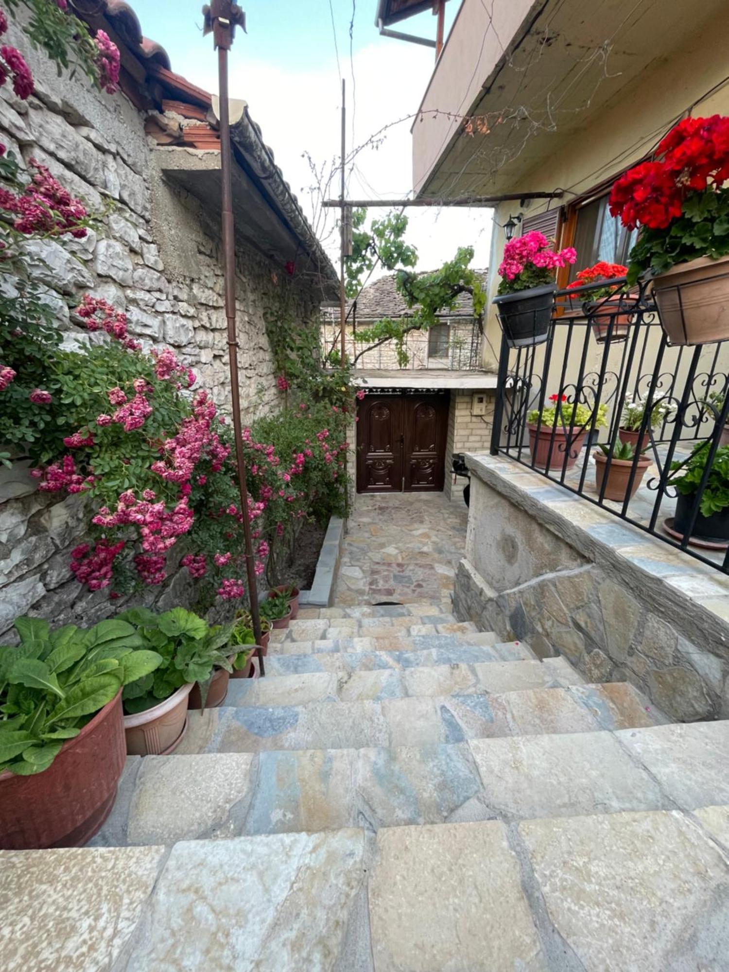 Luigi Guest House Гірокастра Екстер'єр фото