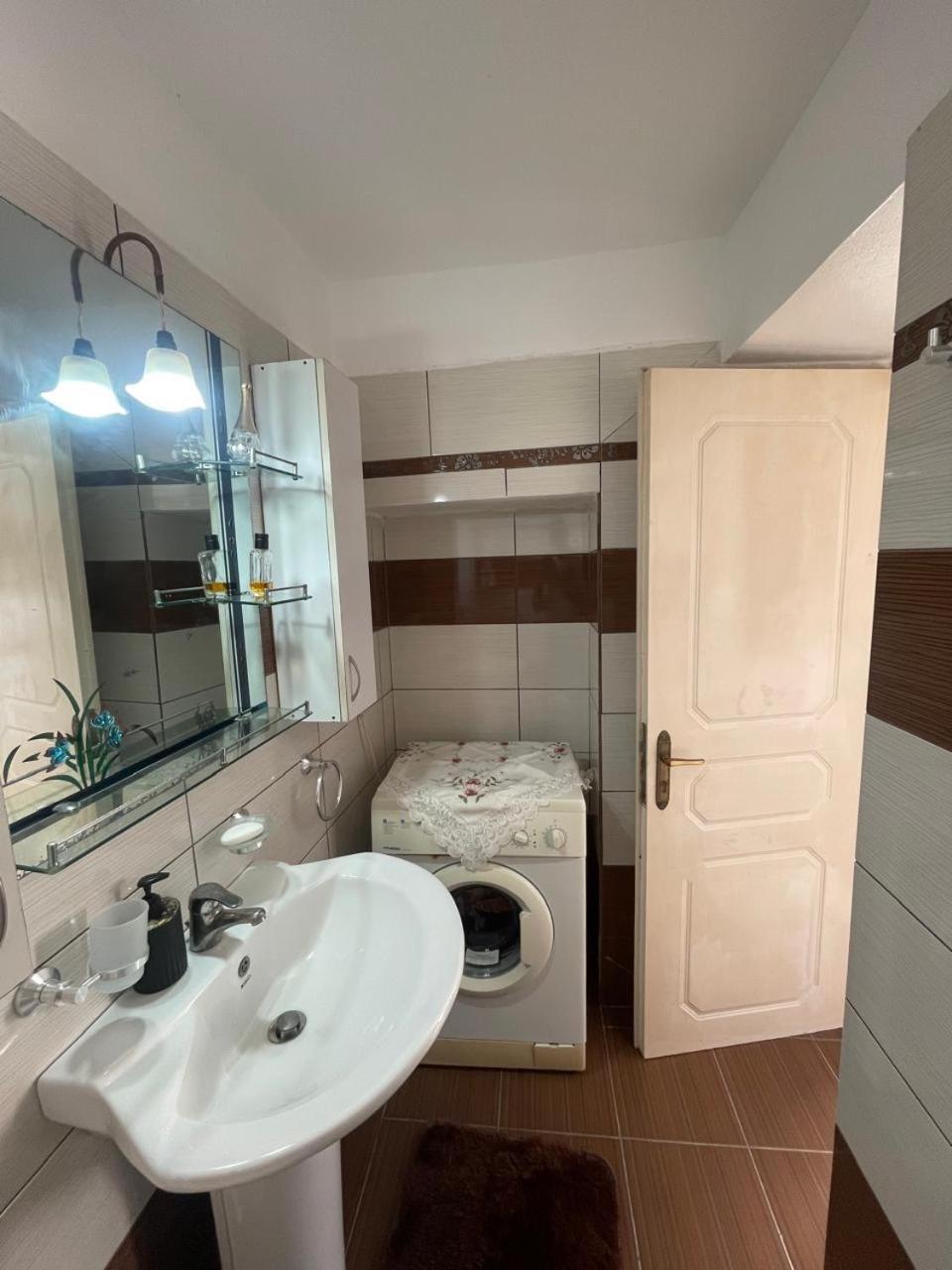 Luigi Guest House Гірокастра Екстер'єр фото