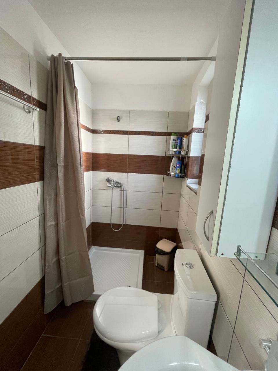 Luigi Guest House Гірокастра Екстер'єр фото