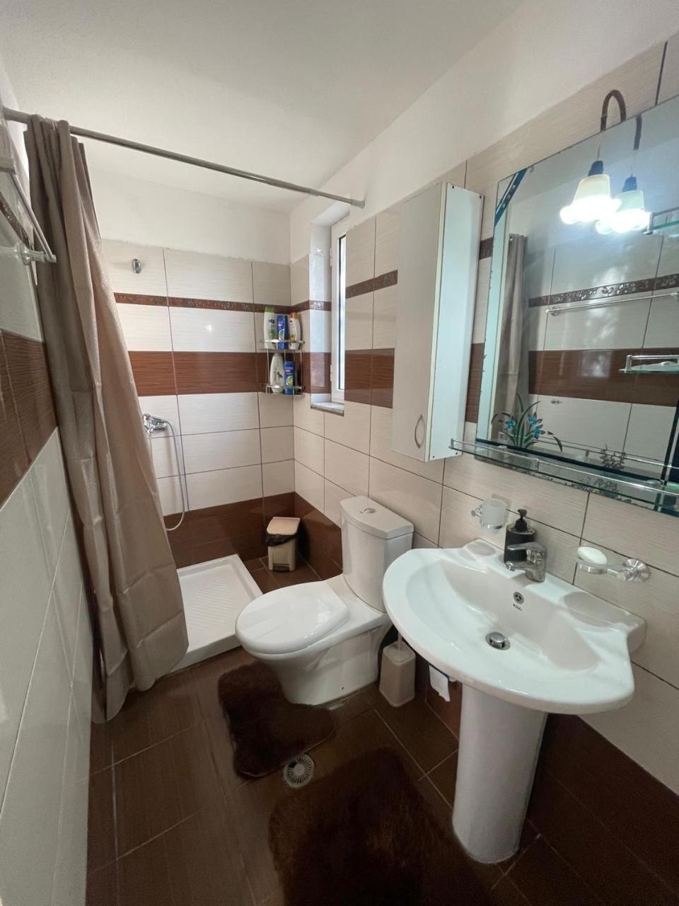 Luigi Guest House Гірокастра Екстер'єр фото