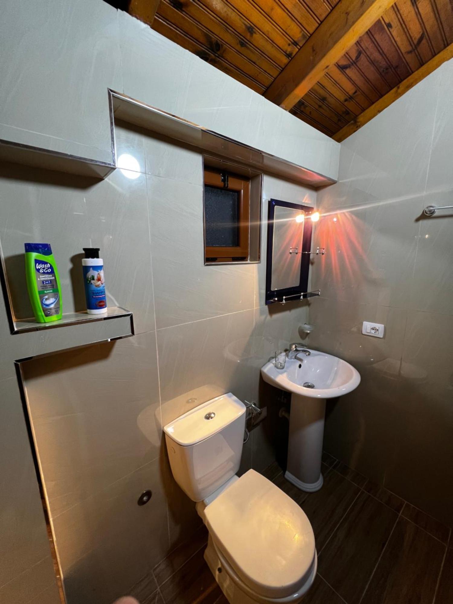 Luigi Guest House Гірокастра Екстер'єр фото